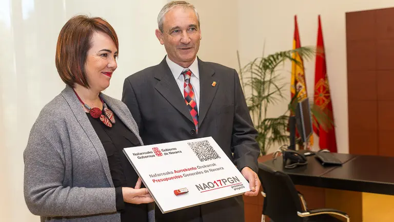 El consejero de Hacienda y Política Financiera, Mikel Aranburu, entrega a la presidenta del Parlamento, Ainhoa Aznárez, el proyecto de Presupuestos de la comunidad Foral par (3)