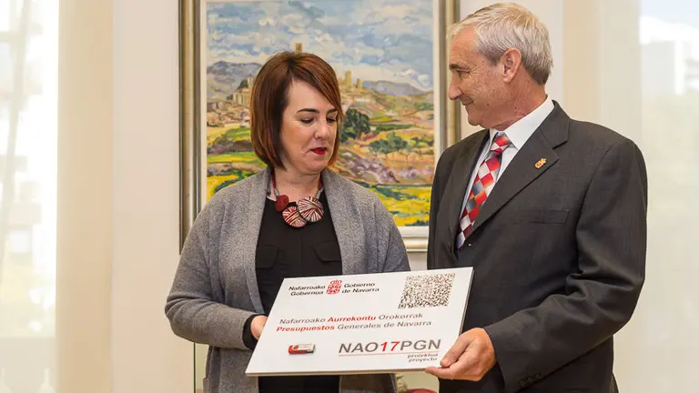 El consejero de Hacienda y Política Financiera, Mikel Aranburu, entrega a la presidenta del Parlamento, Ainhoa Aznárez, el proyecto de Presupuestos de la comunidad Foral par (16)