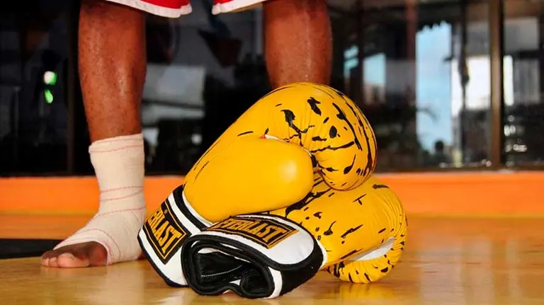 Guantes de boxeo en un gimnasio. ARCHIVO