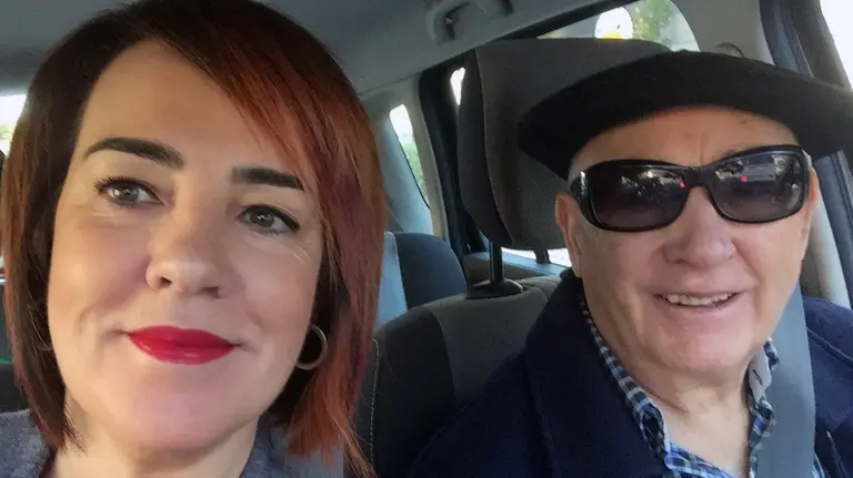 Ainhoa Aznárez, junto a su padre, en una imagen colgada por ella misma en las redes sociales.