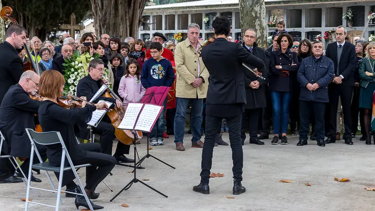 El Ayuntamiento de Pamplona homenajea a Pablo Sarasate junto a su mausoleo en el cementerio Municipal de San Jos&eacute; en el d&iacute;a de Todos los Santos (5). I&Ntilde;IGO ALZUGARAY