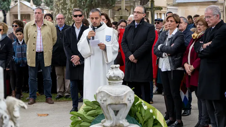 El Ayuntamiento de Pamplona homenajea a Pablo Sarasate junto a su mausoleo en el cementerio Municipal de San José en el día de Todos los Santos (13). IÑIGO ALZUGARAY