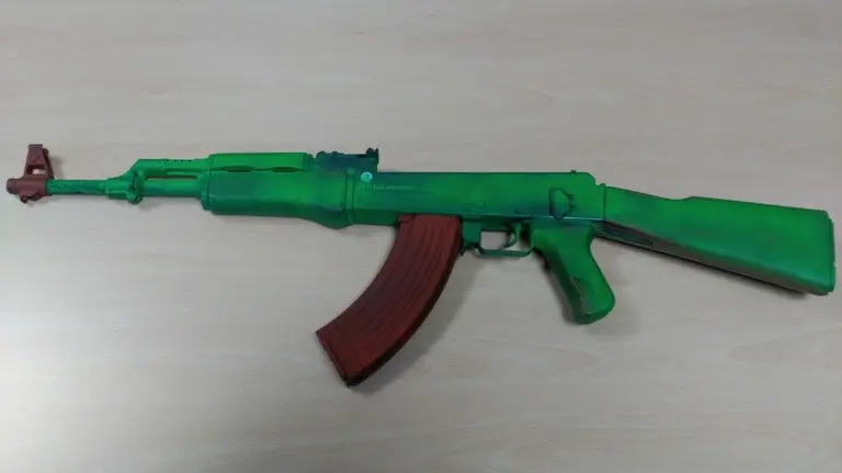La réplica del fusil AK-47 incautada en Pamplona en la noche de Halloween. 