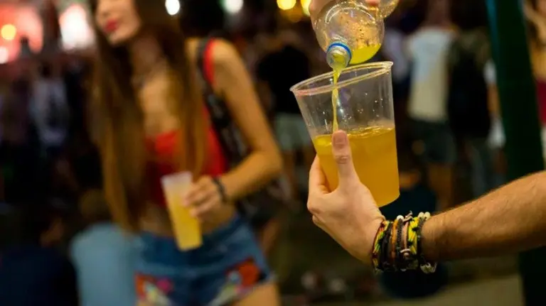 Jóvenes bebiendo alcohol. EUROPA PRESS