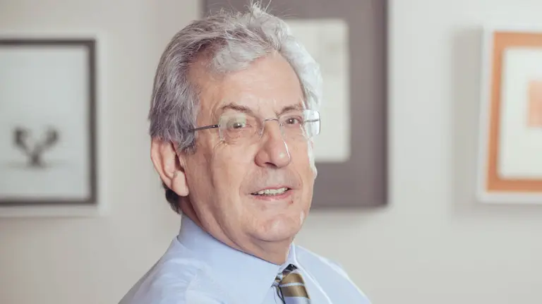 El físico navarro, Miguel Etxenike, ganador de la medalla de oro de Navarra.