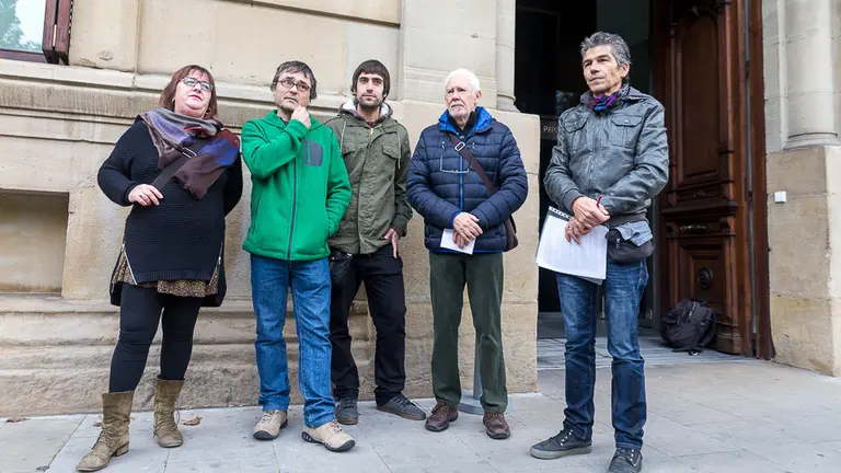 La Plataforma en defensa al derecho de la Renta Básica entrega a los partidos que apoyan al Gobierno un documento sobre la Ley de Renta Garantizada. IÑIGO ALZUGARAY.