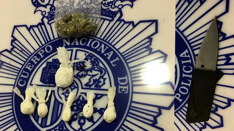 Dosis de droga y arma blanca incautadas al hombre por la Policía Nacional. PNACIONAL