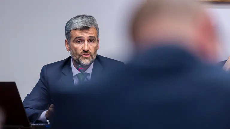 El Rector de la Universidad Pública de Navarra, Alfonso Carlosena, informa sobre la oferta de grados y las razones para que Medicina tenga un abordaje singular. IÑIGO ALZUGA (10)