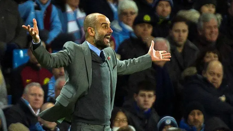 Pep Guardiola en el banquillo del Manchester City. Efe.