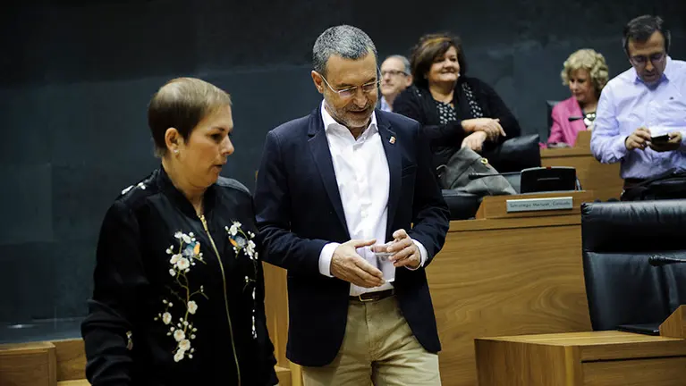 El consejero Laparra habla con la Presidenta del Gobierno Uxue Barcos. MIGUEL OSÉS