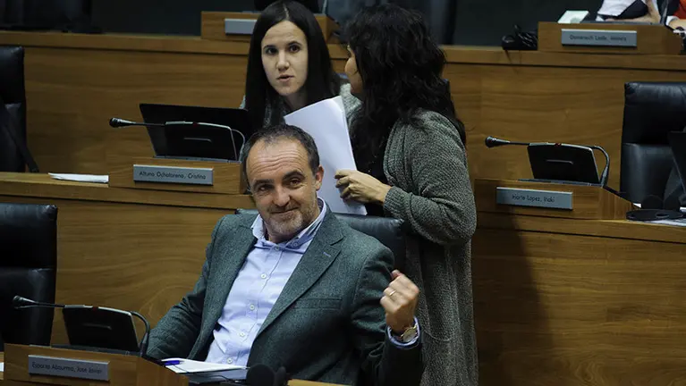 Javier Esparza ante el fin de la exposición de su compañera de partido. MIGUEL OSÉS_11 (2)