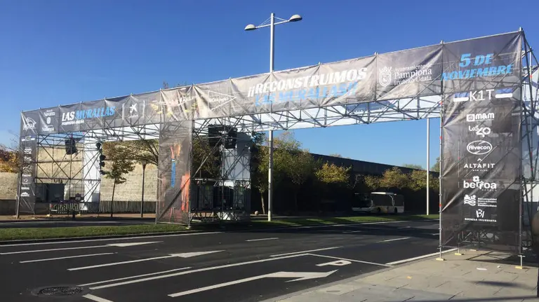 Estructura para la salida y meta de la carrera de las Murallas.