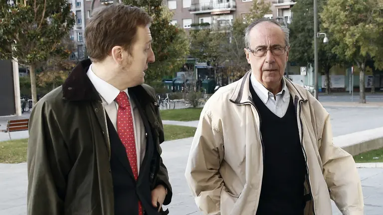 Ángel Vizcay (dcha) entrando en la Audiencia de Navarra. Efe.