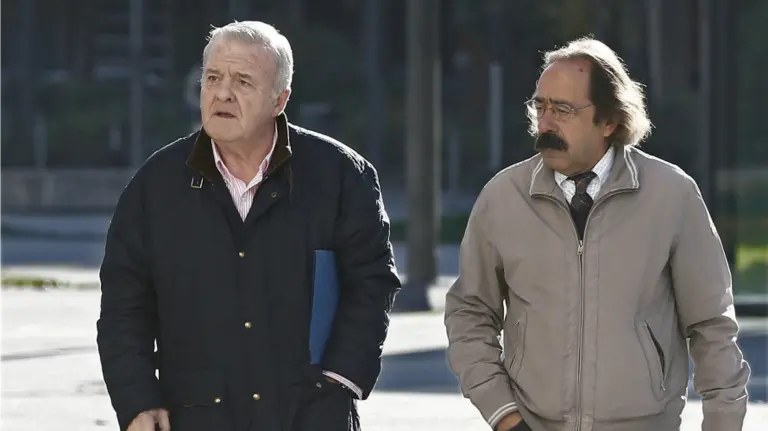 Patxi Izco (izqda) junto al abogado Sr Asiáin. Efe.