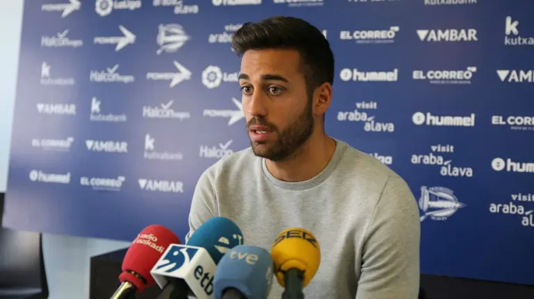 Víctor Camarasa en rueda de prensa. Foto twitter Alavés.