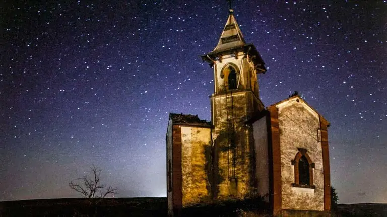 La imagen de la aldea despoblada de Vergalijo, en Miranda de Arga, obra de Amadeo Urdiáin Navas, ganadora del Concurso de Fotografía Nocturna del Ayto de Pamplona