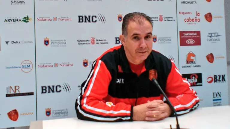 Joaquín Prado entrena al Basket Navarra. Twitter Basket Navarra.