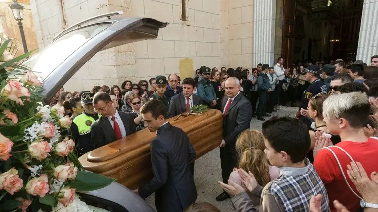 La localidad valenciana de Chella se une para despedir a Vanesa Ferrer, de 15 años, asesinada por un joven del pueblo.