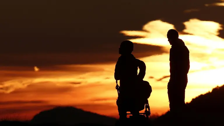 Una pareja disfruta de un apacible atardecer en lo alto del puerto de Tapla, en Navarra, en una jornada con tiempo otoñal. EFE/Jesús Diges