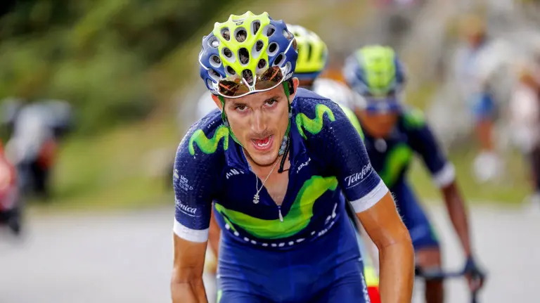 Rubén Fernández en pleno ascenso. Foto Movistar team.