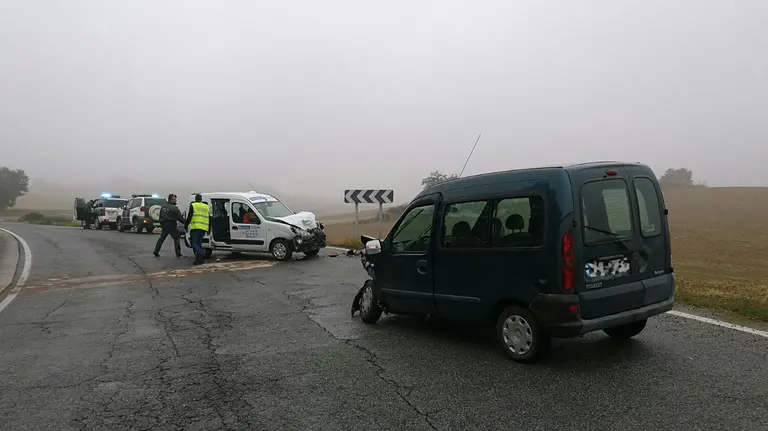 Accidente entre dos furgonetas en Artajona. GC