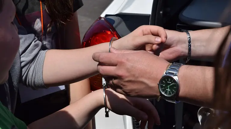 Momento en el que la policía detiene a un joven. ARCHIVO