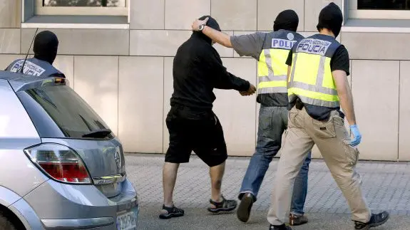 Dos agentes de la Policía Nacional detienen a a un sospechoso y lo traslada a comisaría. EFE/ARCHIVO