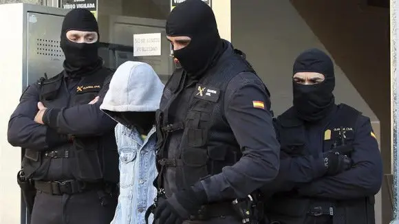 Imagen de archivo mostrando una detención policial y el traslado de la persona arrestada a comisaría. EFE/ARCHIVO