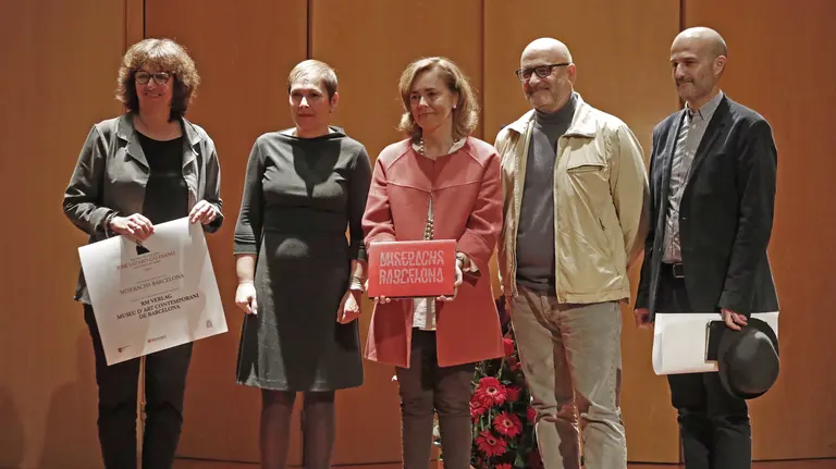 La presidenta de Navarra, Uxue Barkos (2i), durante la entrega hoy en Madrid del Premio José Lázaro Galdiano al libro &#34;Miserachs Barcelona&#34;, de la editorial RM Verlag y el Museo de de Arte Contemporáneo de Barcelona (MACBA). EFE/Javier Lizón