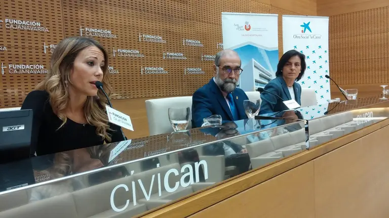 Presentación de la Jornada sobre el Duelo en Civican, a la que han asistido el consejero de Salud, Fernando Domínguez, la directora del Hospital San Juan de Dios y la presidenta de Goizargi, Rakel Mateo. CEDIDA