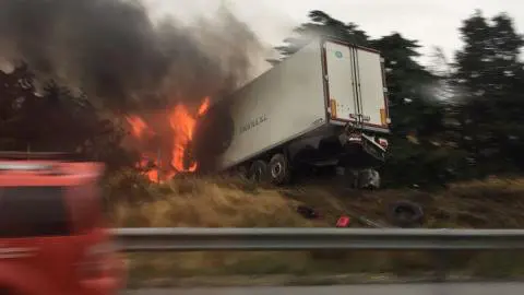 Las imágenes del accidente entre un camión y vehículo militar en la AP15, a la altura de Tiebas (5)