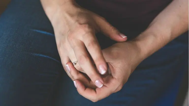 Unas manos de mujer.