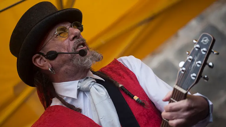 El Drogas firma su nuevo disco en el Meson de Caballo Blanco. MIGUEL OS&Eacute;S (5)