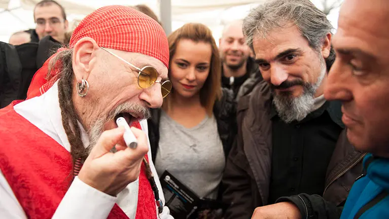 El Drogas firma su nuevo disco en el Meson de Caballo Blanco. MIGUEL OSÉS (21)