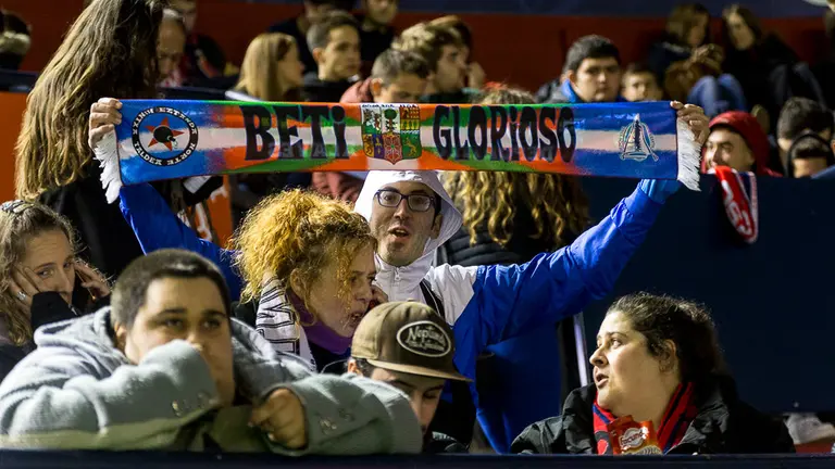 La grada de El Sadar durante el partido entre Osasuna y Alavés (23). IÑIGO ALZUGARAY