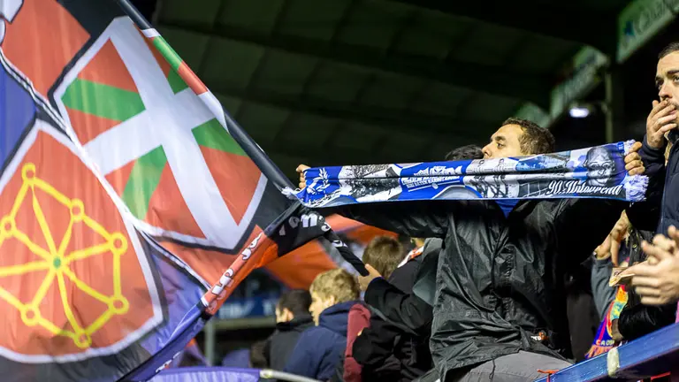 La grada de El Sadar durante el partido entre Osasuna y Alavés. IÑIGO ALZUGARAY (4)