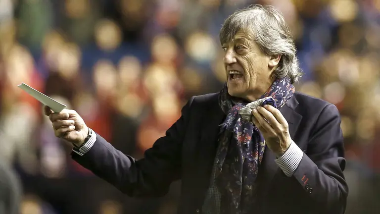 El técnico de Osasuna, Enrique Martín, durante el encuentro correspondiente a la jornada 11 de primera división, que han disputado frente al Deportivo Alavés en el estadio de El Sadar. EFE/Jesús Diges.