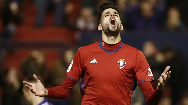 El delantero de Osasuna, Kenan Kodro, se lamenta de una ocasión fallada durante un encuentro. EFE/Jesús Diges.