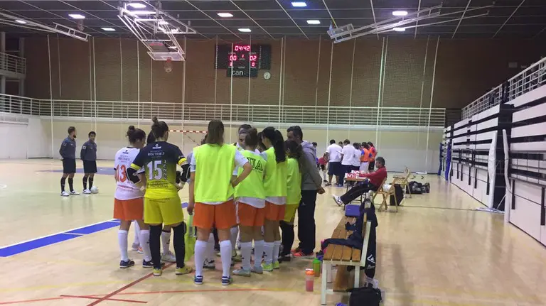 Tiempo muerto en el pabellón de Arrosadía. Twitter U. Alicante.