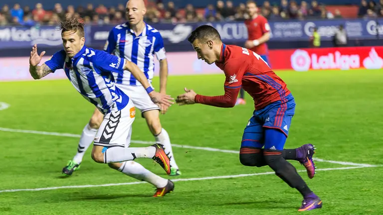 Partido entre Osasuna y Alavés (0-1) disputado en el estadio de El Sadar (32). IÑIGO ALZUGARAY