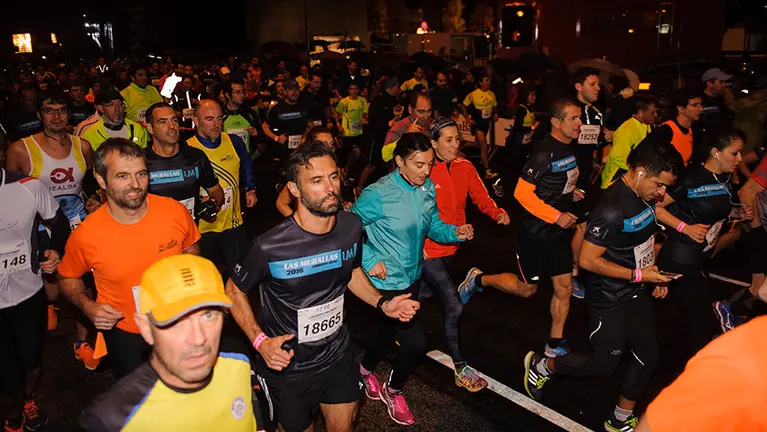 La nueva edición de la Carrera de las Murallas reúne a miles de corredores en Pamplona. MIGUEL OSÉS (30)