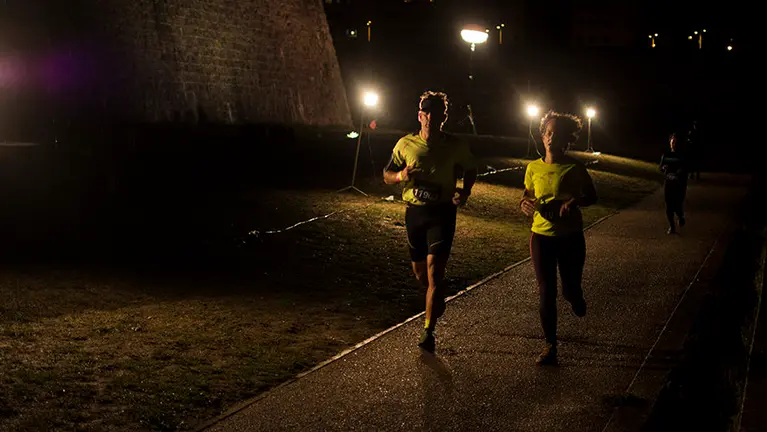 La nueva edición de la Carrera de las Murallas reúne a miles de corredores en Pamplona. MIGUEL OSÉS (43)