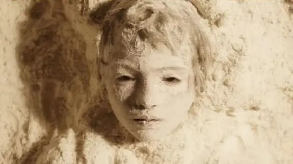 Fotograma del trailer definitivo de la película de El guardián invisible