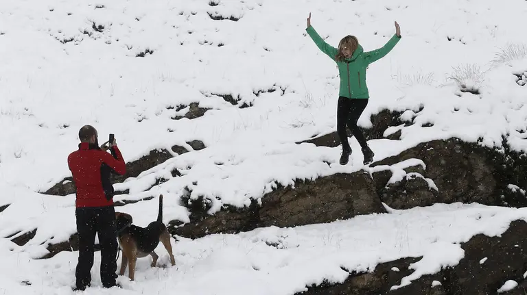 Un grupo de personas disfrutan en Belagua de la nieve caída esta madrugada que ha cubierto las montañas del pirineo navarro en la primera nevada de la temporada. EFE/Jesús Diges