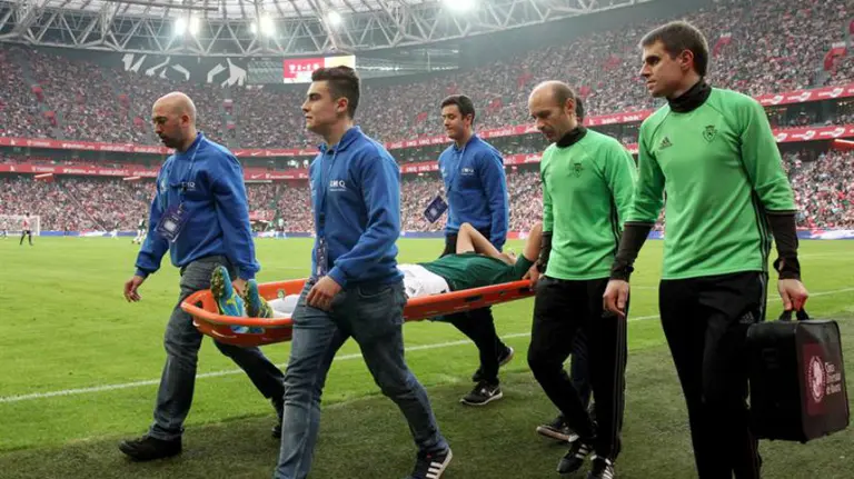 Oriol Riera se retira lesionado en Bilbao. Efe.