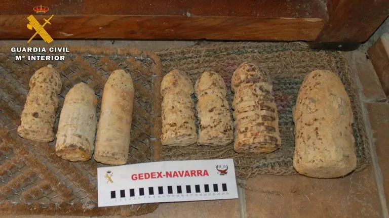 Destruyen 7 proyectiles de artillería cargados de explosivos y pólvora negra tras hallarlos en un caserío de Abárzuza. GCIVIL