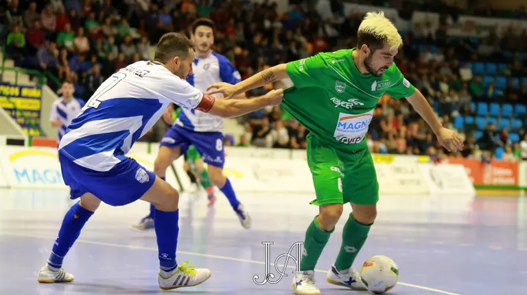 Jesulito es agarrado de la camiseta en el pabellón Anaitasuna.