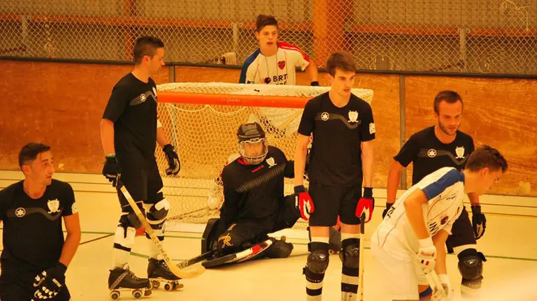 Partido del Iruña hockey en la Rochapea. Facebook Iruña hockey patines.