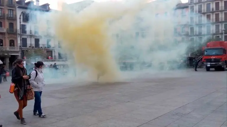 Fumata amarilla en medio de la Plaza del Castillo de Pamplona.