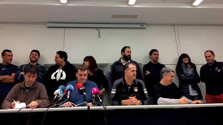 El comité de trabajadores de la fábrica ZF-TRW, en Landaben, durante la rueda de prensa en la sede de ELA.